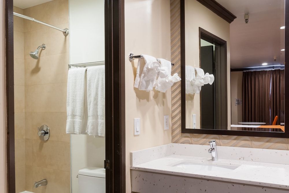 Redondo Pier Inn Family Suite, 2 Queen Beds 2