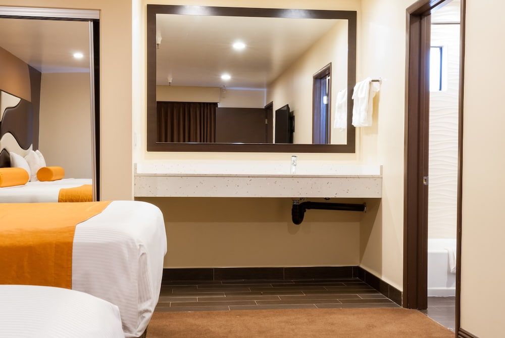 Redondo Pier Inn Deluxe Room With 2 Queen Beds 5