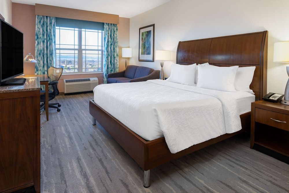Deluxe Room, 1 King Bed, Hearing Accessible