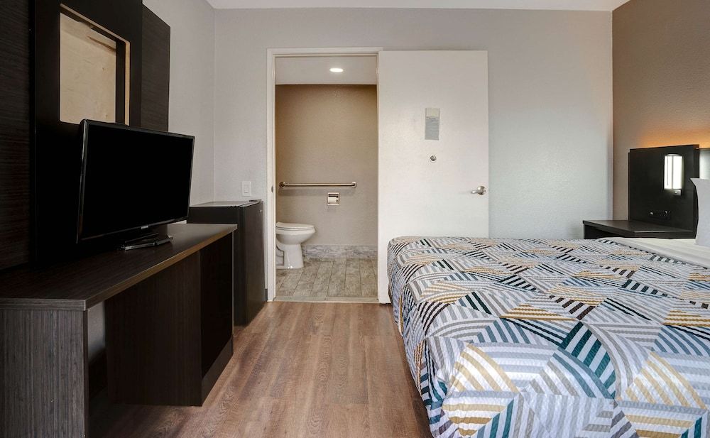 Motel 6 Rancho Cordova, CA - Rancho Cordova East Deluxe Room, 1 Double Bed, Accessible, Non Smoking 4