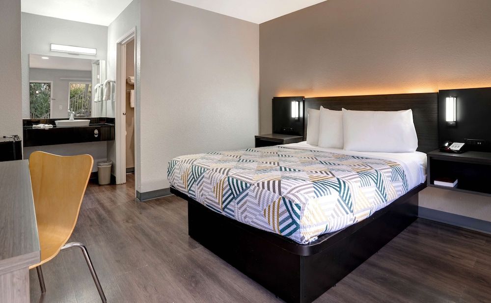 Motel 6 Rancho Cordova, CA - Rancho Cordova East Deluxe Room, 1 Queen Bed, Non Smoking, Refrigerator 5