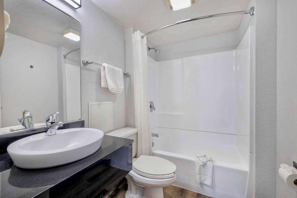 Motel 6 Villa Park, IL - Chicago West Deluxe Room, 1 Queen Bed, Non Smoking, Refrigerator & Microwave 7