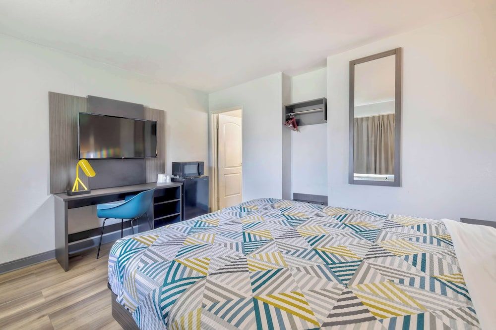 Motel 6 Villa Park, IL - Chicago West Standard Room, 1 Queen Bed, Accessible, Non Smoking 4