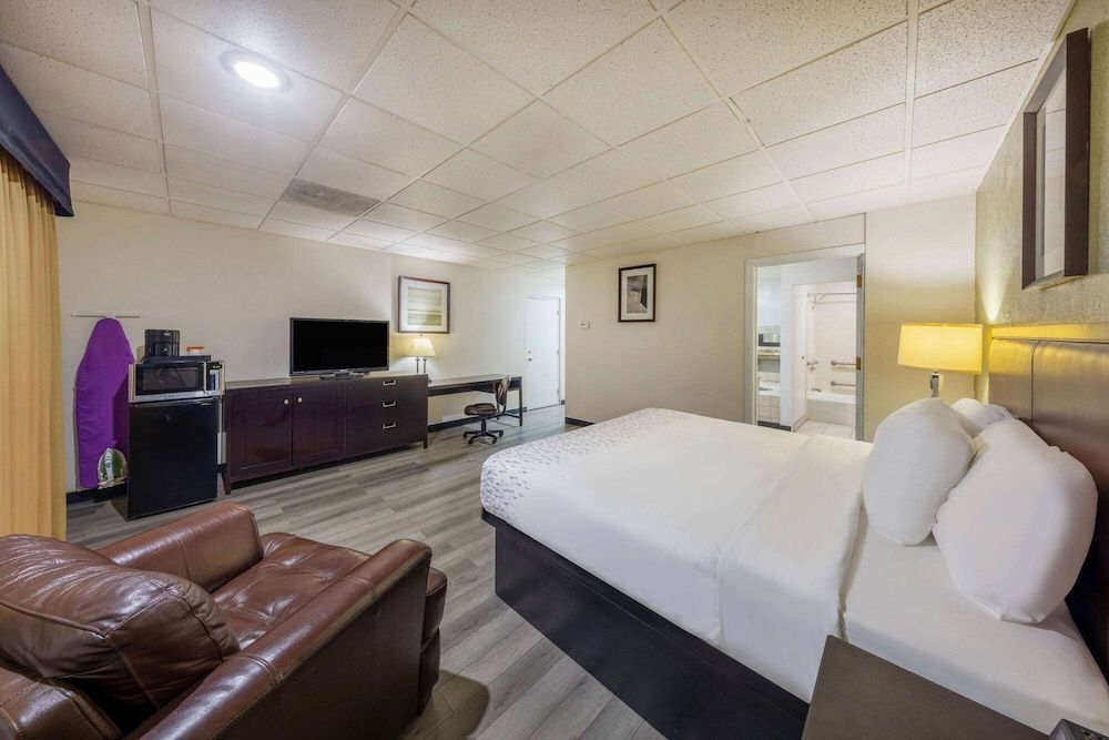 Deluxe Room, 1 Queen Bed, Non Smoking, Pool View