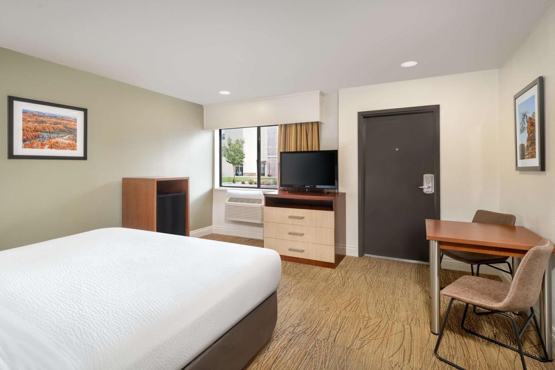 King Room with Roll-In Shower - Mobility Access