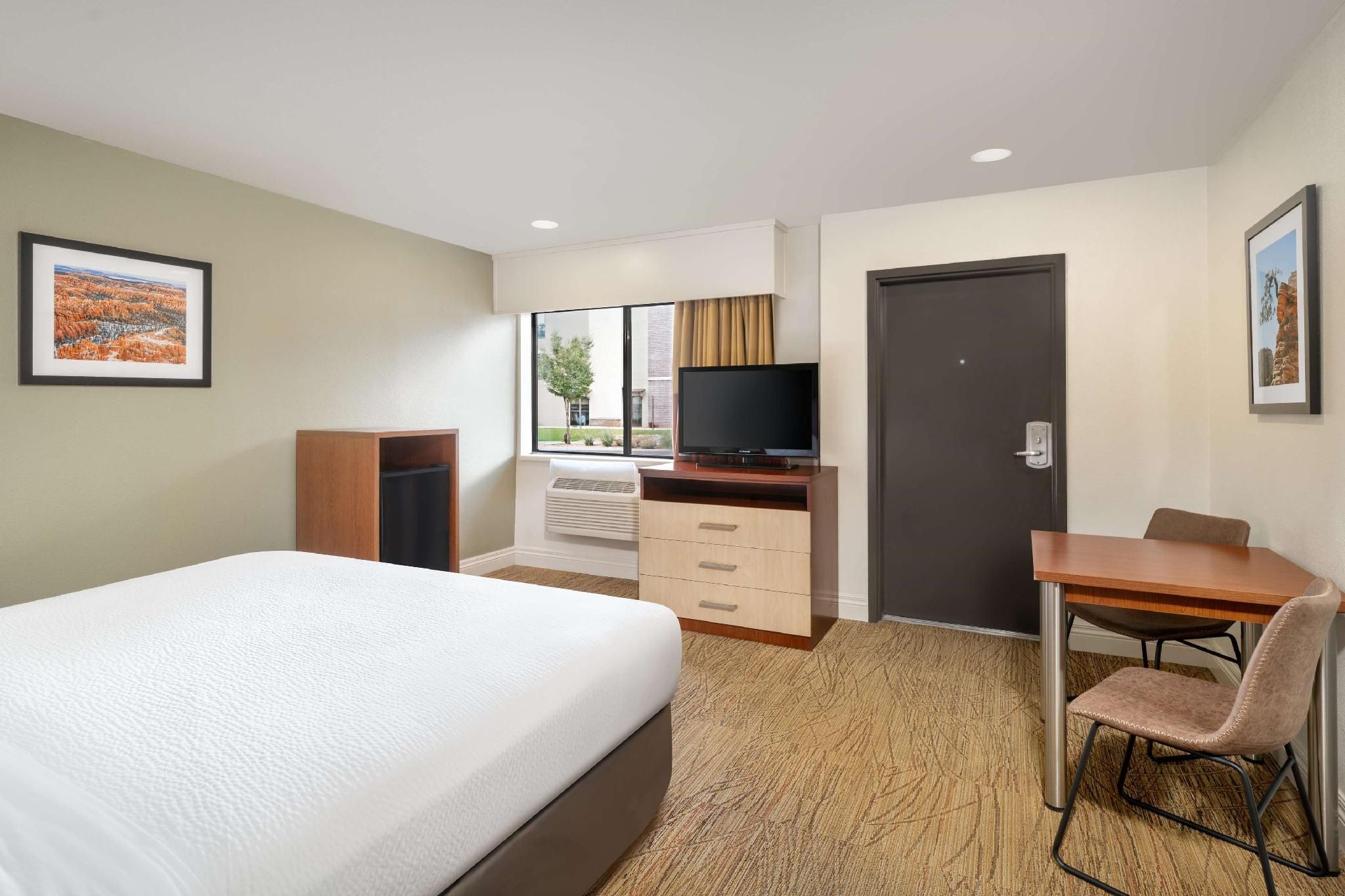 Accessibility - 1 King Bed, Roll-in Shower, Nonsmoking