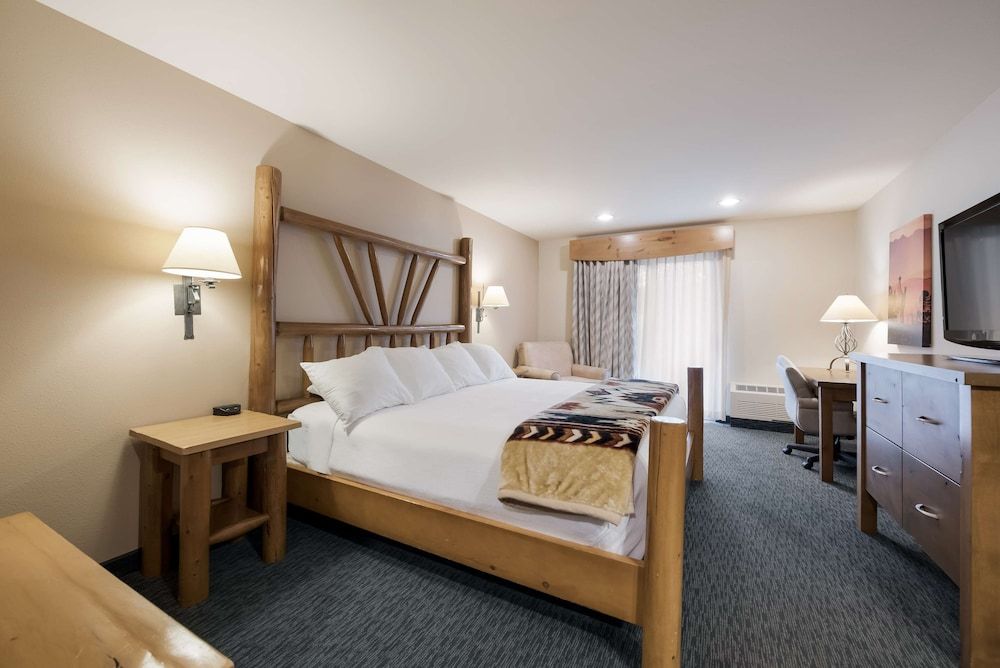 Best Western Plus Kentwood Lodge Standard Room, 1 King Bed, Non Smoking, Refrigerator & Microwave