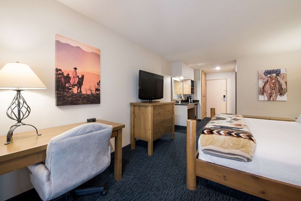 Best Western Plus Kentwood Lodge Standard Room, 1 King Bed, Non Smoking, Refrigerator & Microwave 2