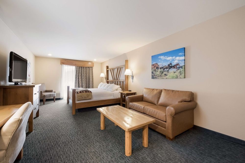 Standard Room, 1 King Bed, Non Smoking, Balcony (Larger Room)
