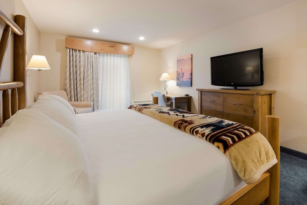 Best Western Plus Kentwood Lodge Standard Room, 1 King Bed, Non Smoking, Refrigerator & Microwave 3