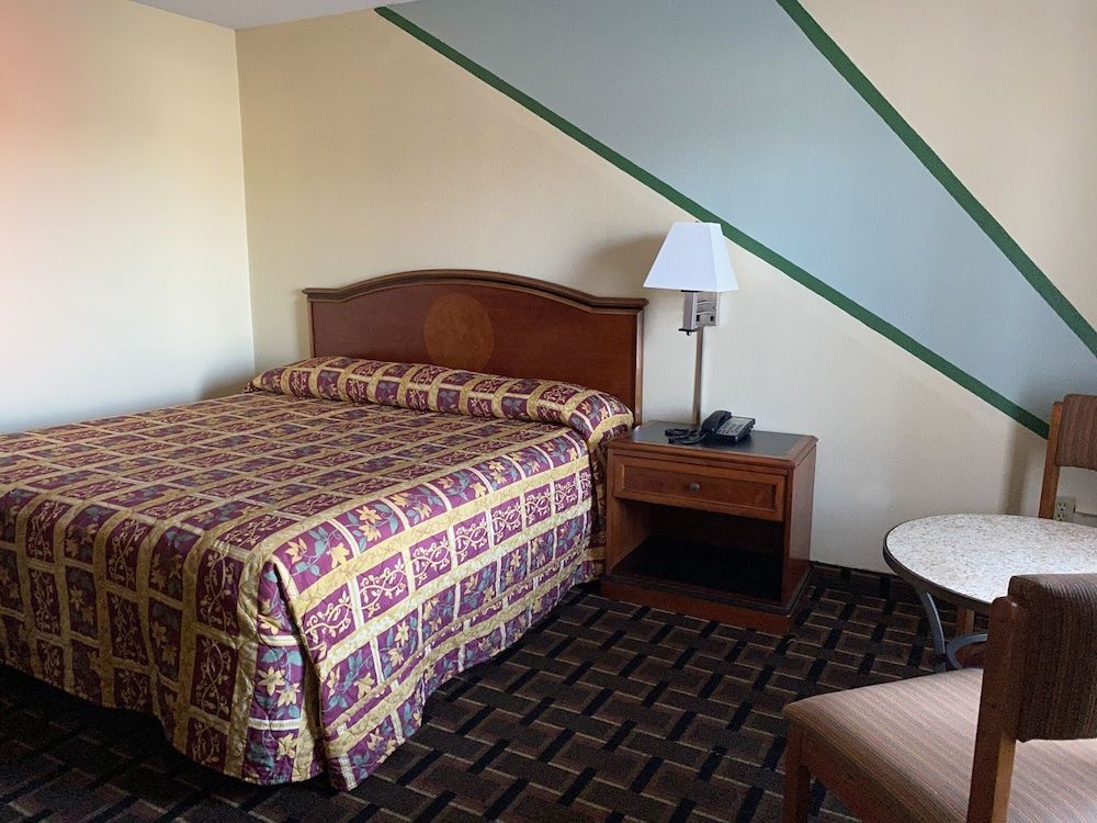 Room, 1 King Bed, Smoking