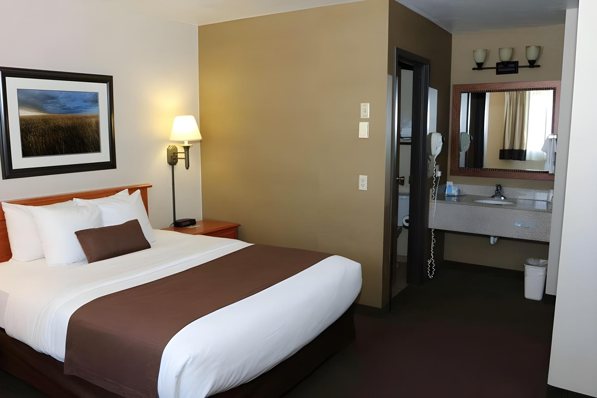1 Queen Bed | Mob Acc RI Shwr Nsmk Micfridg