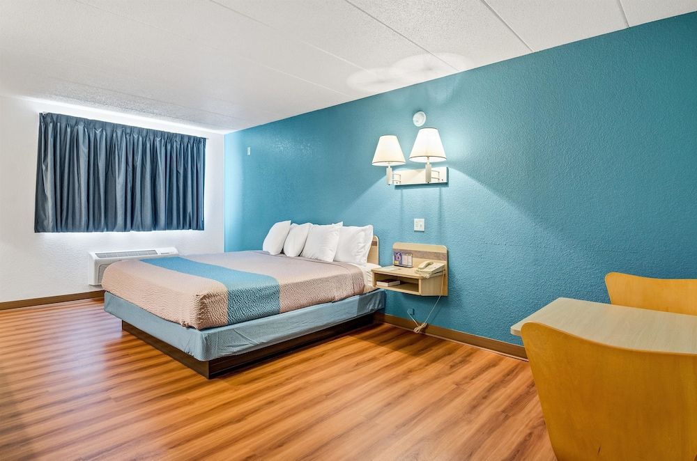 Standard Room, 1 King Bed, Accessible, Non Smoking