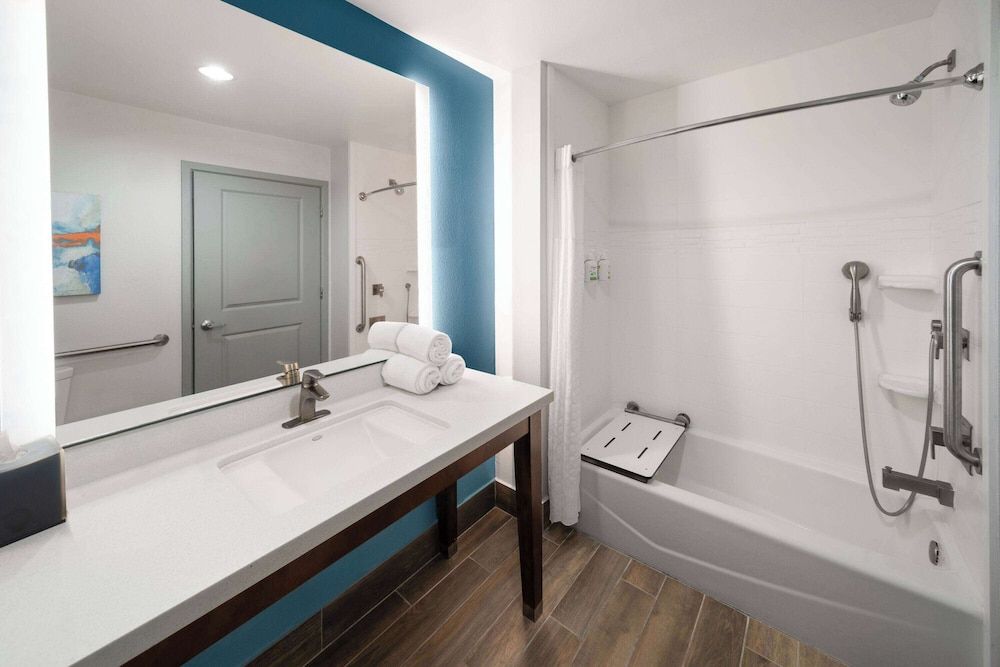 Deluxe Room, 1 King Bed, Non Smoking, Bathtub (Mobility/Hearing, Tub with Grab Bars)