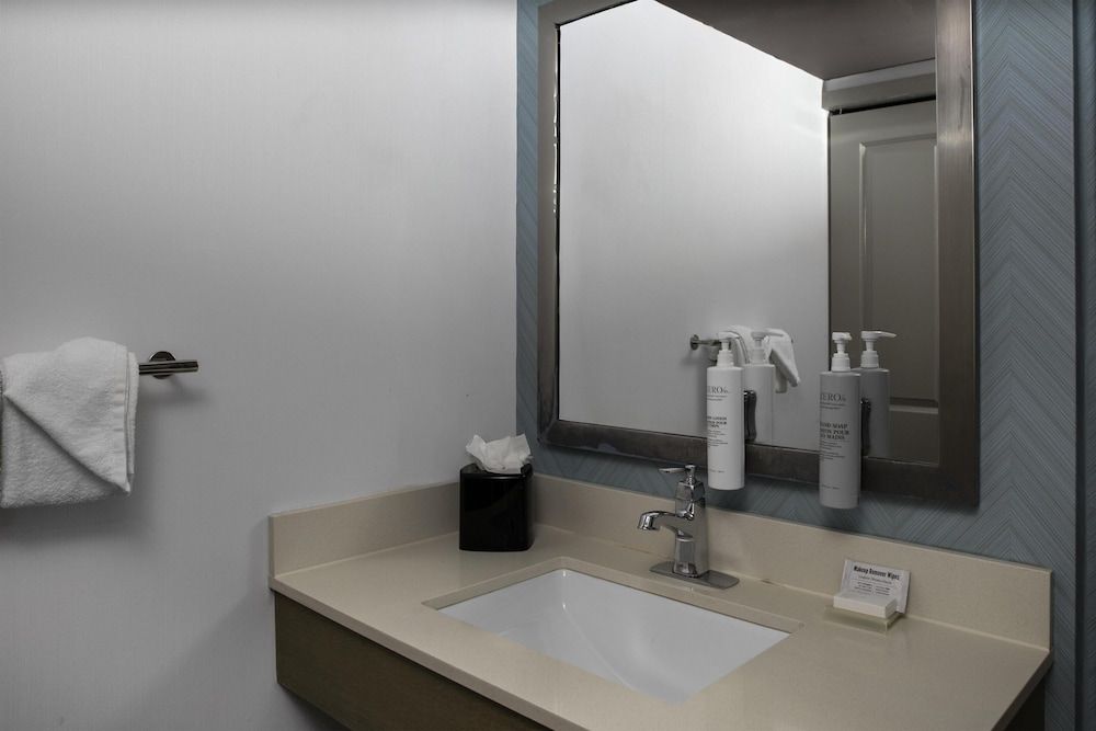 Hilton Garden Inn Miami South Beach Room, 1 King Bed, Accessible, Non Smoking (Roll-in Shower) 5