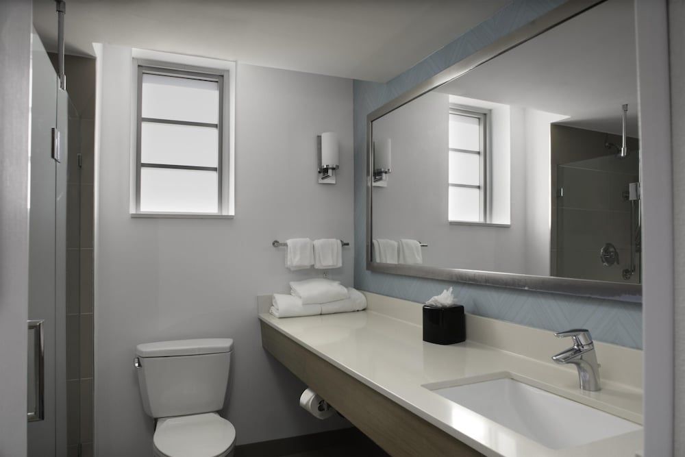 Hilton Garden Inn Miami South Beach Room, 1 King Bed, Accessible, Non Smoking (Roll-in Shower) 7