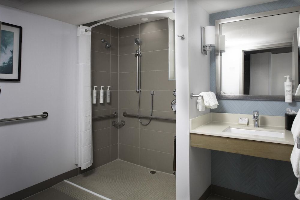 Hilton Garden Inn Miami South Beach Room, 1 King Bed, Accessible, Non Smoking (Roll-in Shower) 4