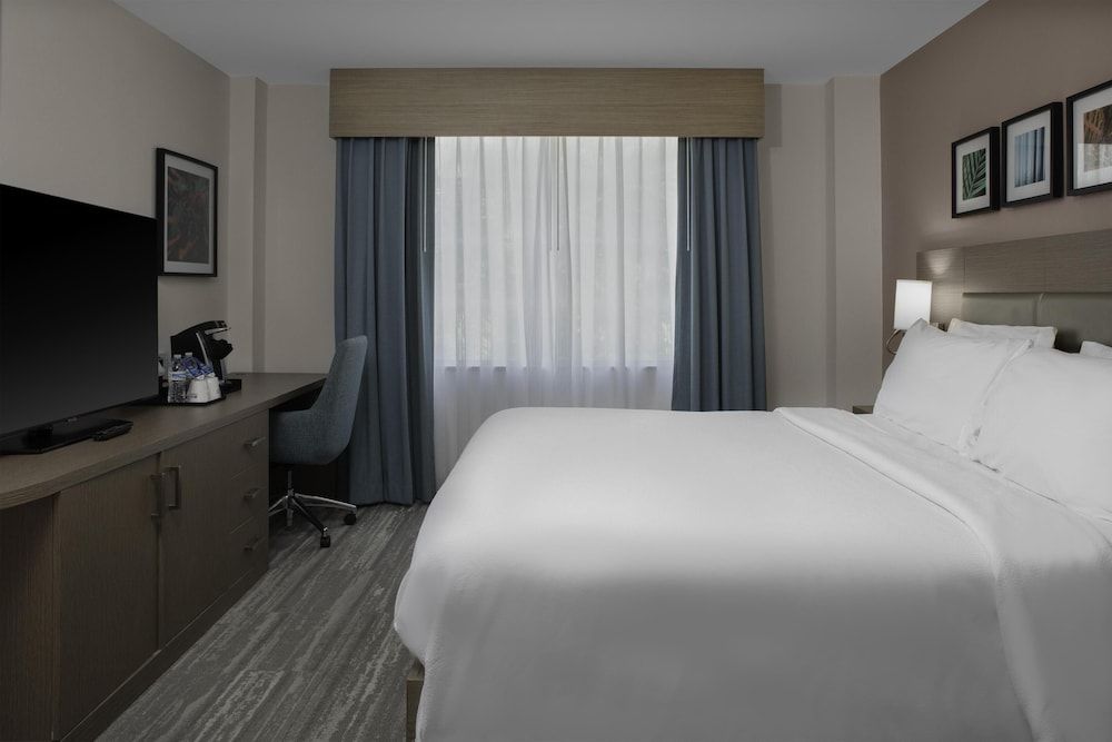 Hilton Garden Inn Miami South Beach Room, 1 King Bed, Accessible, Non Smoking (Roll-in Shower) 3