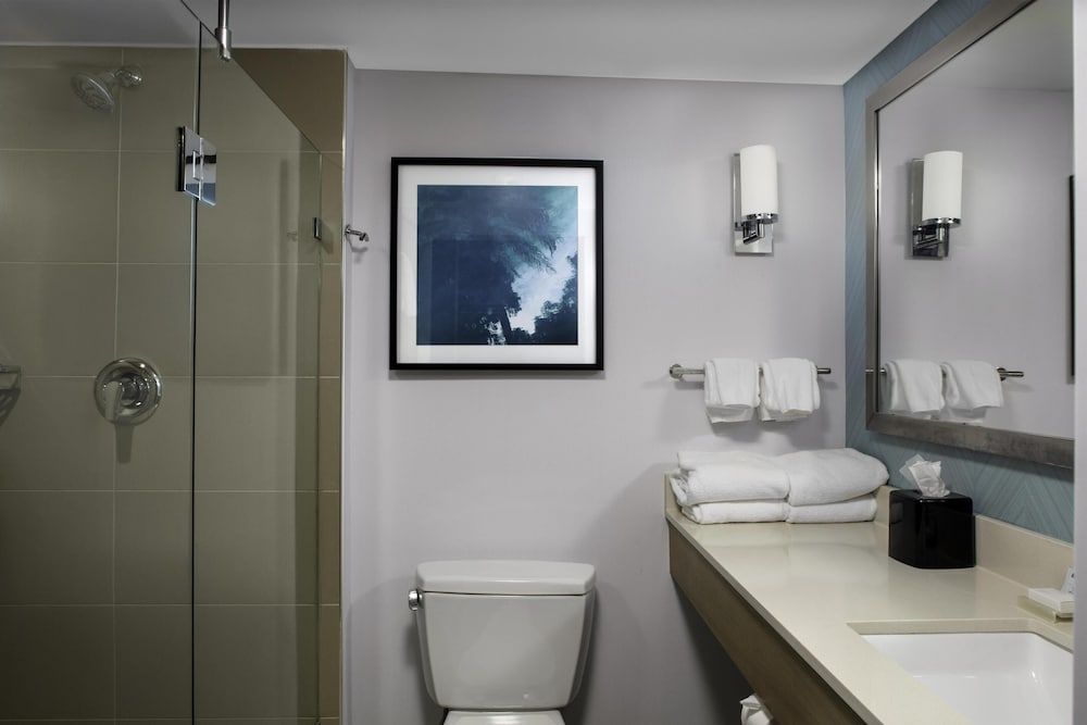 Hilton Garden Inn Miami South Beach Room, 1 King Bed, Accessible, Non Smoking (Roll-in Shower) 6