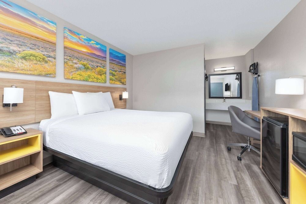 Days Inn by Wyndham Wichita Falls Room, 1 Queen Bed, Accessible, Non Smoking (Mobility, Roll-in Shower) 6