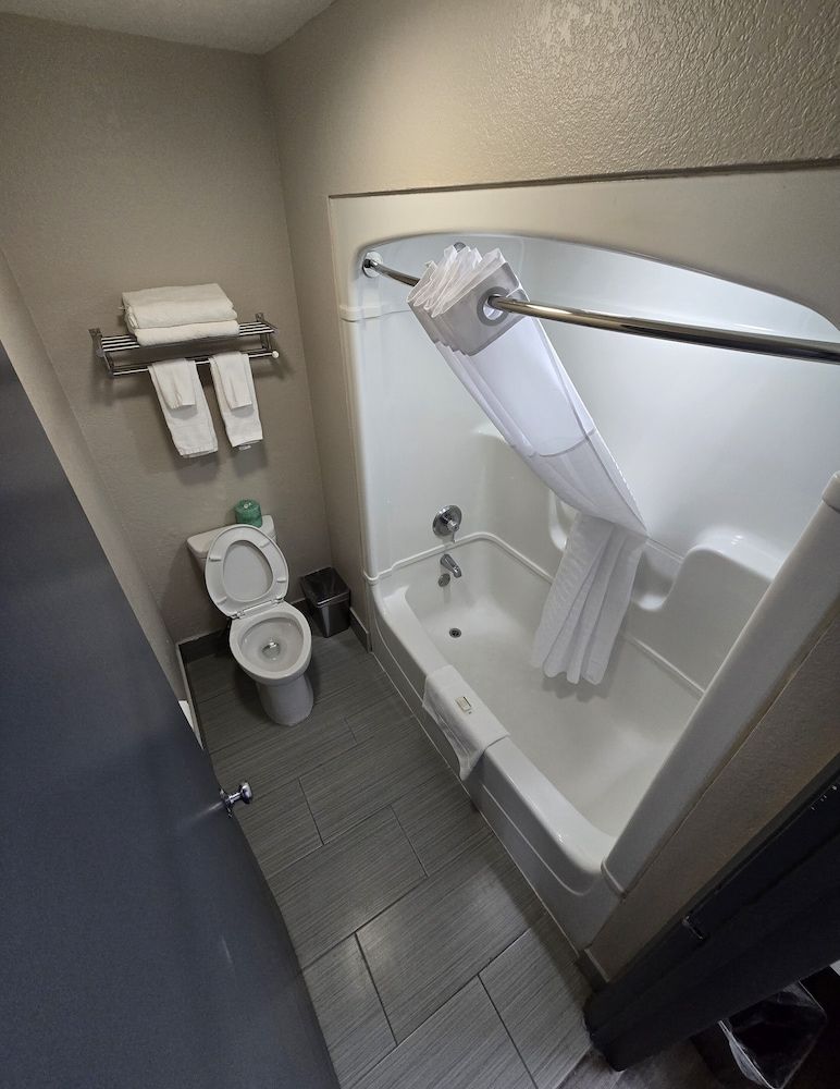 Days Inn by Wyndham Wichita Falls Room, 1 Queen Bed, Non Smoking 8