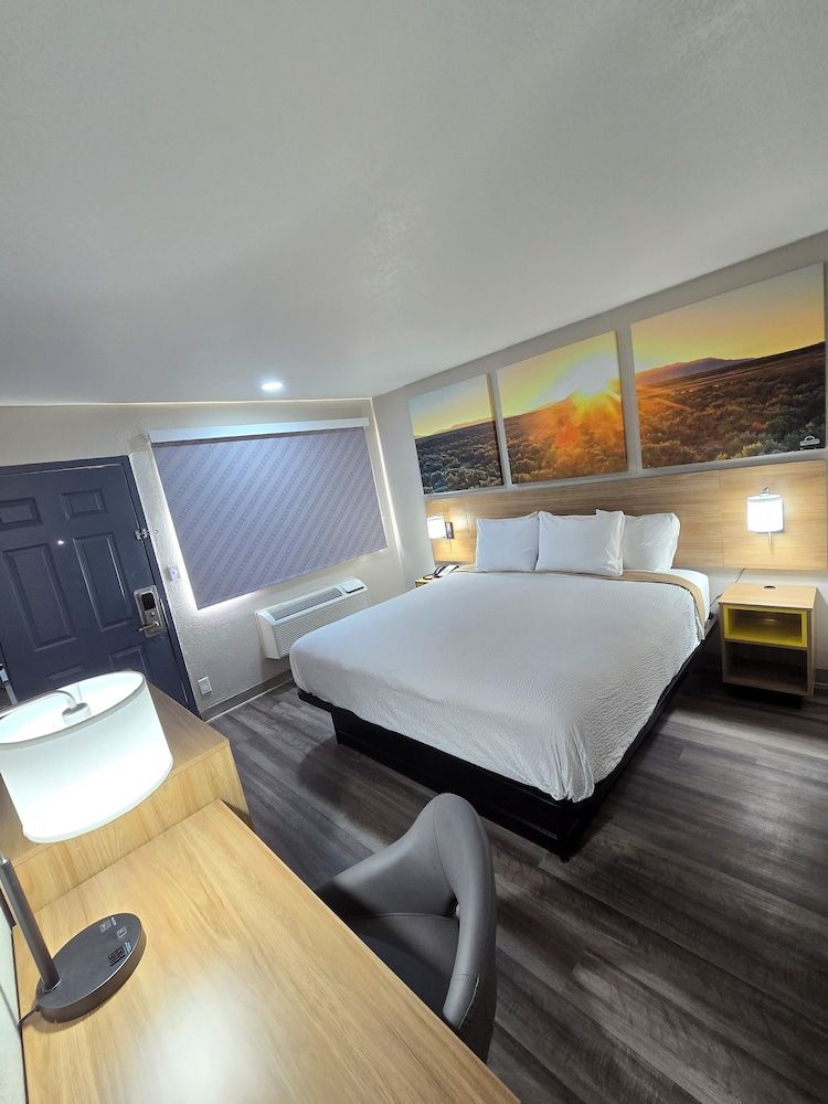 Days Inn by Wyndham Wichita Falls Room, 1 King Bed, Non Smoking 3