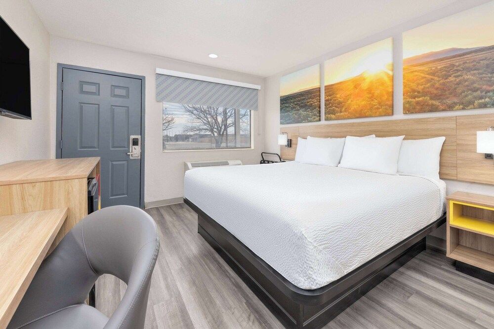 Days Inn by Wyndham Wichita Falls Room, 1 King Bed, Non Smoking 5