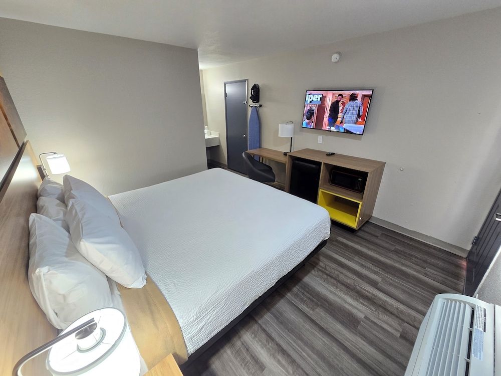 Days Inn by Wyndham Wichita Falls Room, 1 Queen Bed, Accessible, Non Smoking (Mobility, Roll-in Shower)