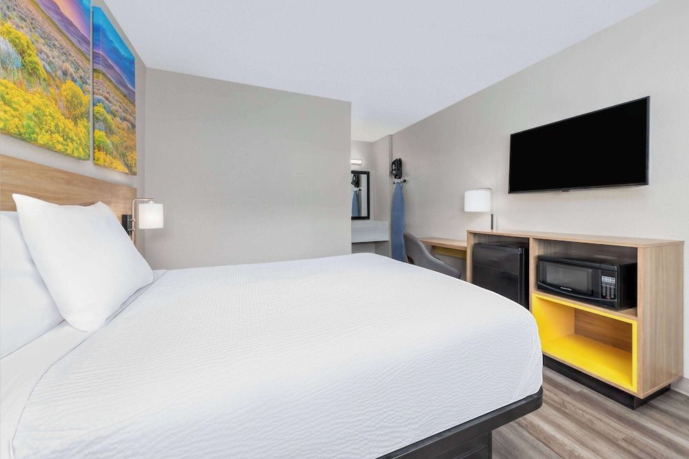 Days Inn by Wyndham Wichita Falls Room, 1 Queen Bed, Non Smoking 4