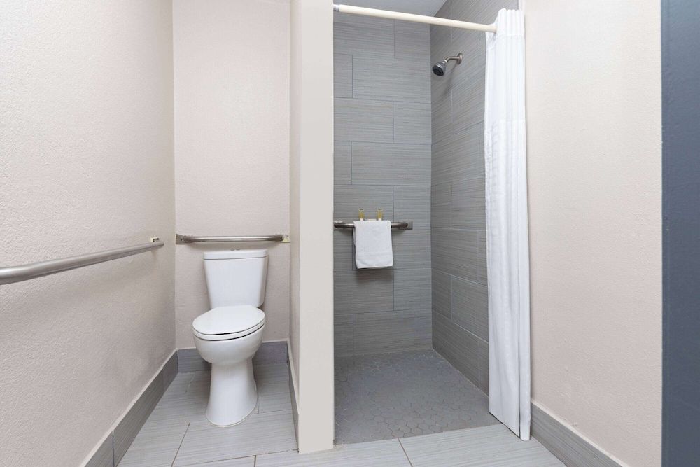 Days Inn by Wyndham Wichita Falls Room, 1 Queen Bed, Accessible, Non Smoking (Mobility, Roll-in Shower) 8