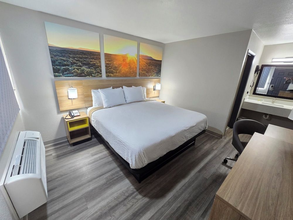 Days Inn by Wyndham Wichita Falls Room, 1 King Bed, Non Smoking 2