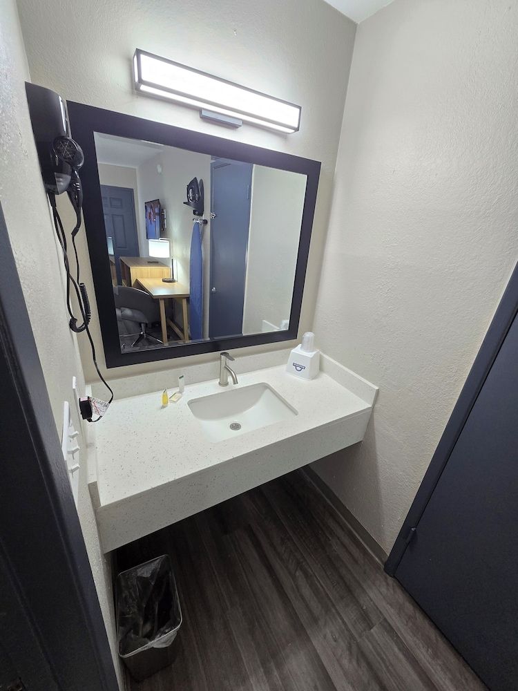Days Inn by Wyndham Wichita Falls Room, 1 Queen Bed, Non Smoking 7