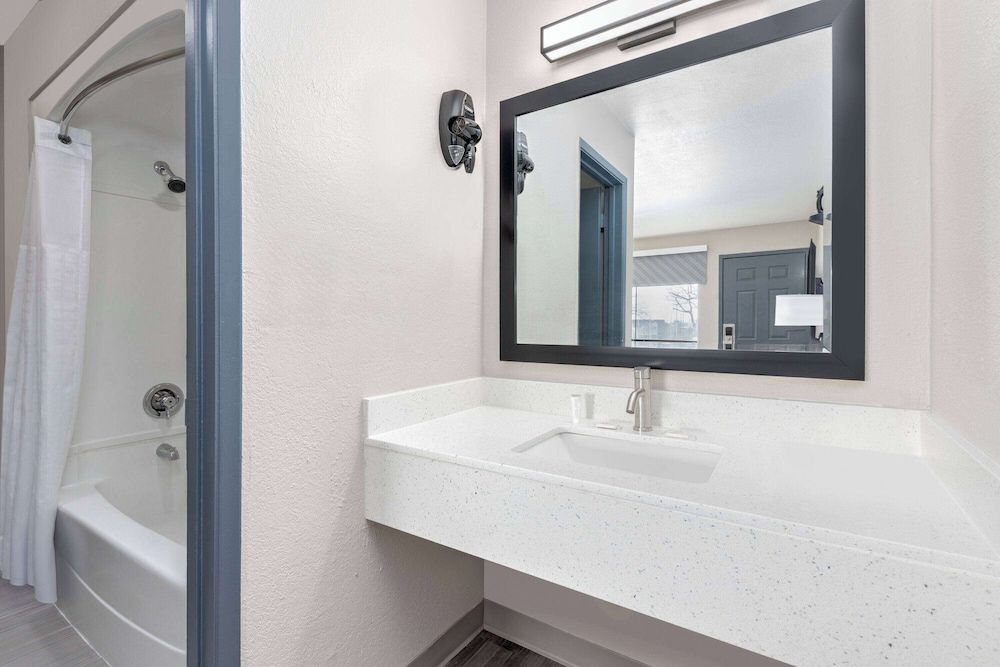 Days Inn by Wyndham Wichita Falls Room, 1 Queen Bed, Non Smoking 10