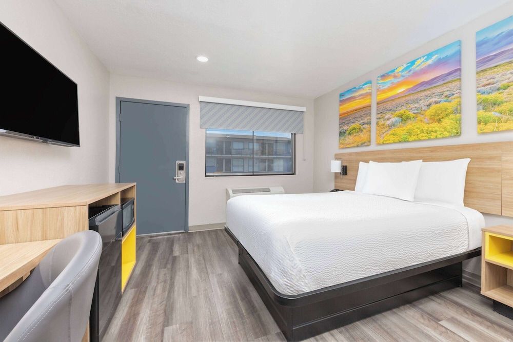 Days Inn by Wyndham Wichita Falls Room, 1 Queen Bed, Non Smoking 5