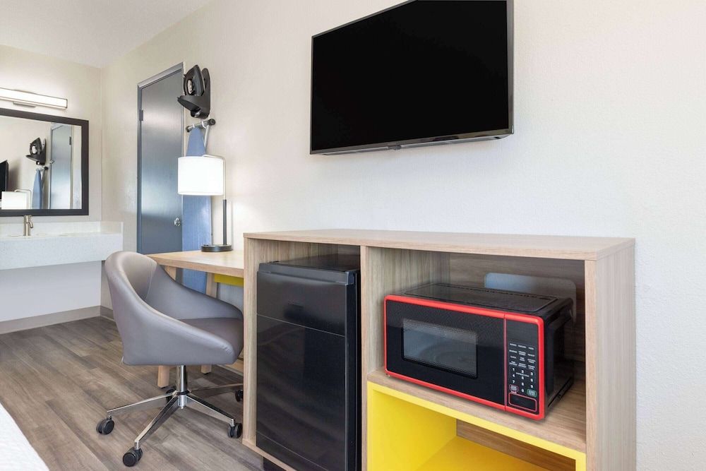 Days Inn by Wyndham Wichita Falls Room, 1 King Bed, Non Smoking 11