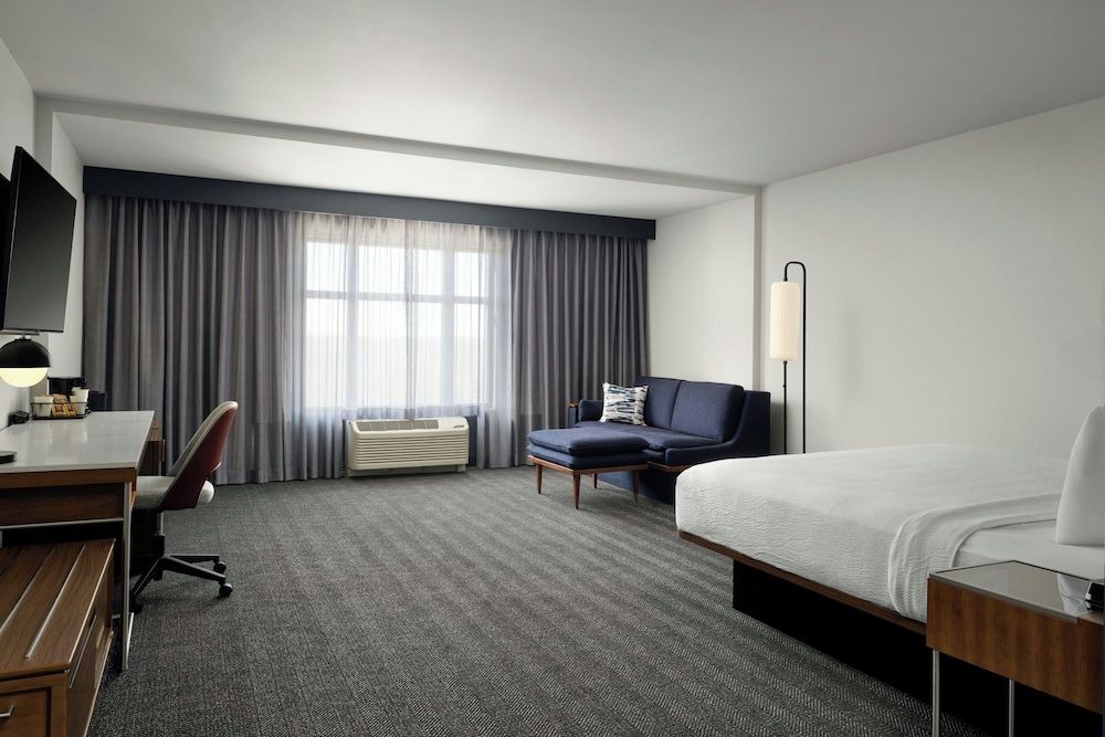 Room, 1 King Bed, Non Smoking (Mobility/Hearing Accessible, Tub)