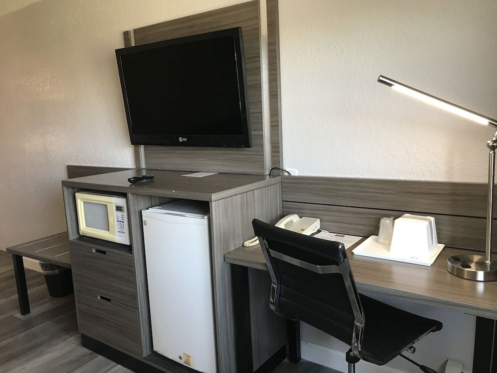 HomeTown Inn Single Room, 1 King Bed, Non Smoking 2