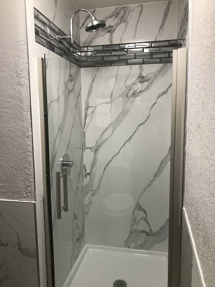 HomeTown Inn Deluxe Room, Jacuzzi suite, 1 King Bed with Sofa bed, Non Smoking 3