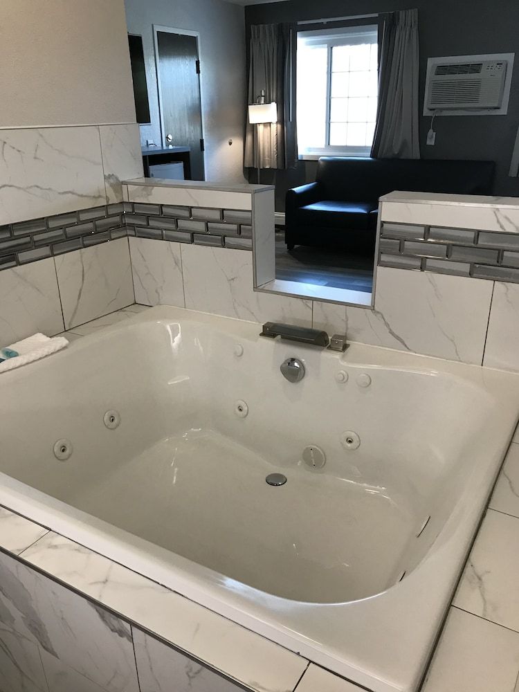 HomeTown Inn Deluxe Room, Jacuzzi suite, 1 King Bed with Sofa bed, Non Smoking 4