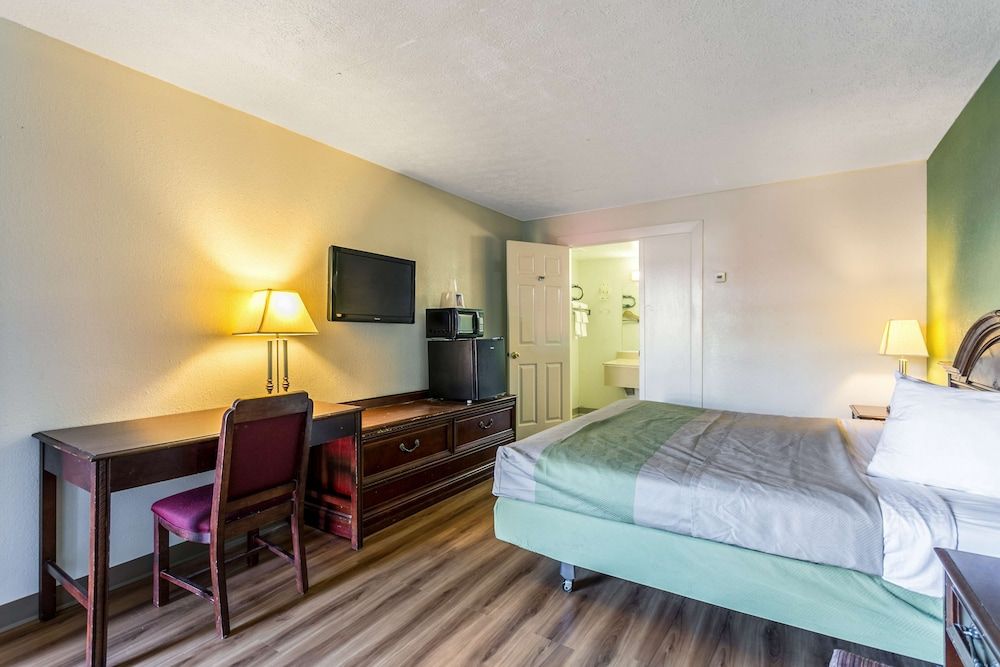 Room, 1 King Bed, Smoking