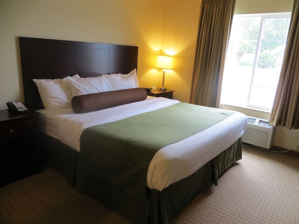 Cobblestone Inn & Suites - Brillion Room, 1 King Bed, Accessible, Non Smoking 2