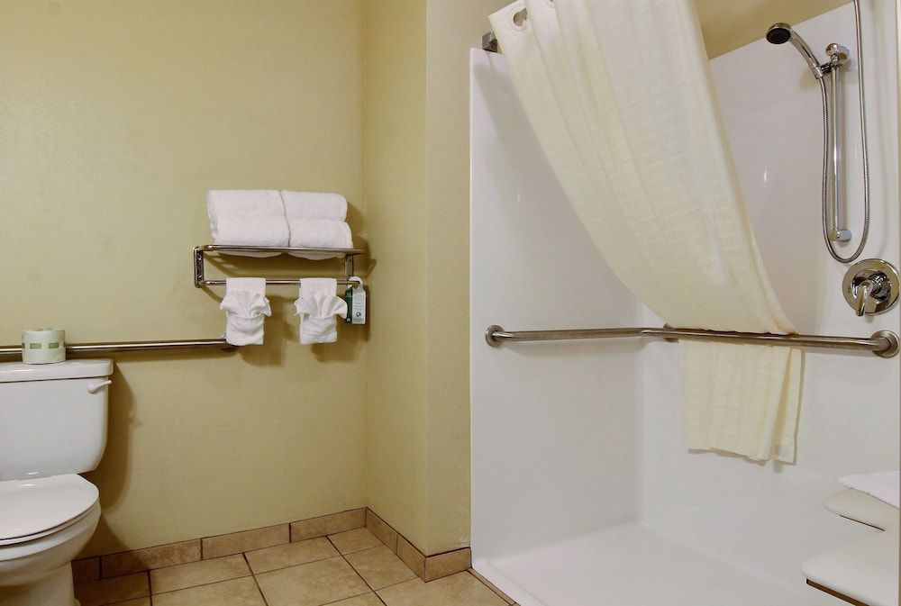 Cobblestone Inn & Suites - Brillion Suite, 1 King Bed with Sofa bed, Accessible, Non Smoking 3