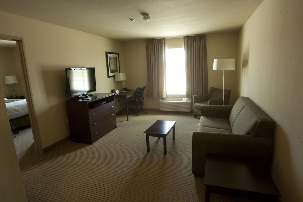 Cobblestone Inn & Suites - Brillion Suite, 1 King Bed with Sofa bed, Accessible, Non Smoking 7