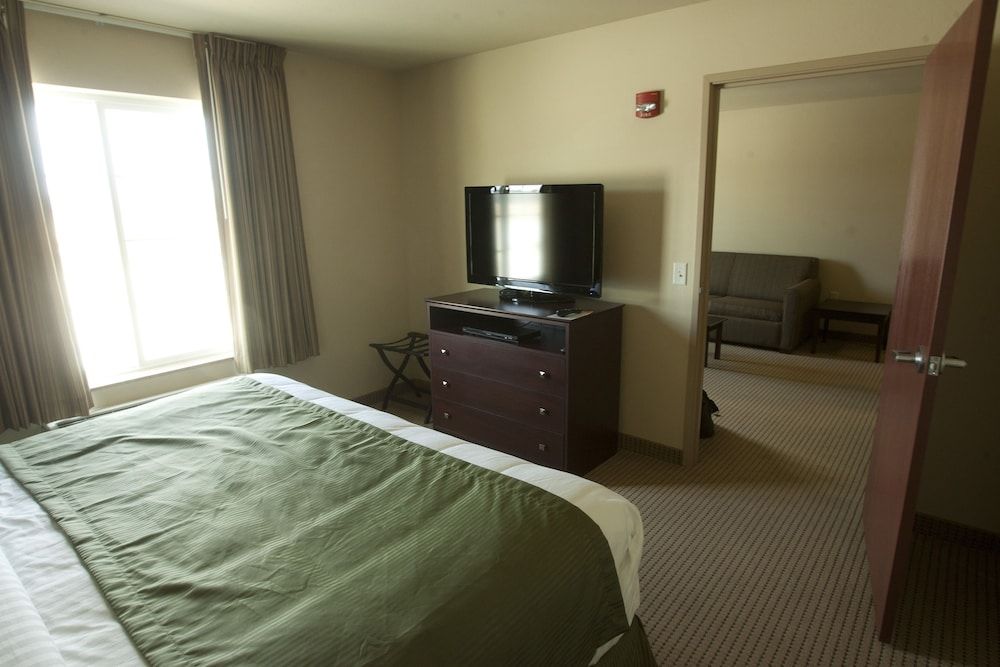 Cobblestone Inn & Suites - Brillion Suite, 1 King Bed with Sofa bed, Accessible, Non Smoking 4