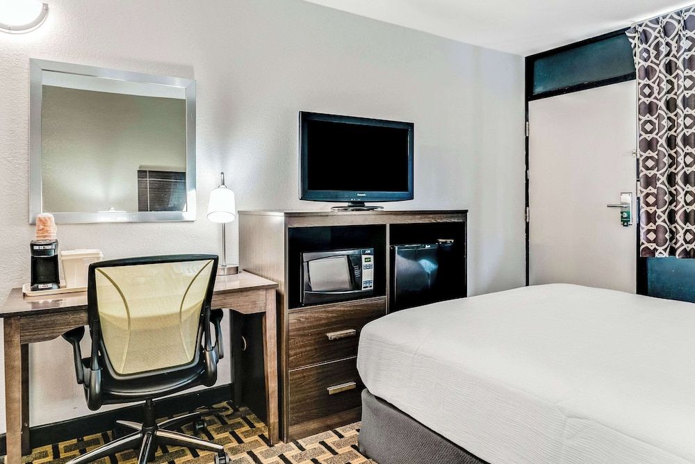 Quality Inn Detroit Downtown Standard Room, 1 Double Bed, Non Smoking 2