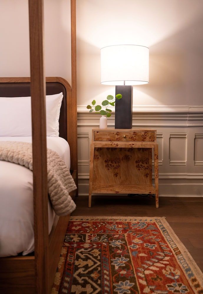 White House Napa Valley Room, 1 King Bed, Accessible (Roll-in Shower) 4