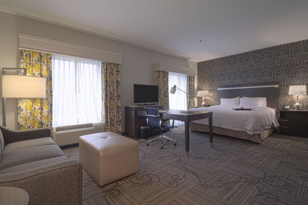 Studio, 1 King Bed, Refrigerator & Microwave (Wet Bar)