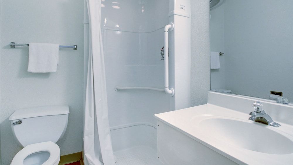 Motel 6 Everett, WA - North Standard Room, 1 Queen Bed, Non Smoking 4