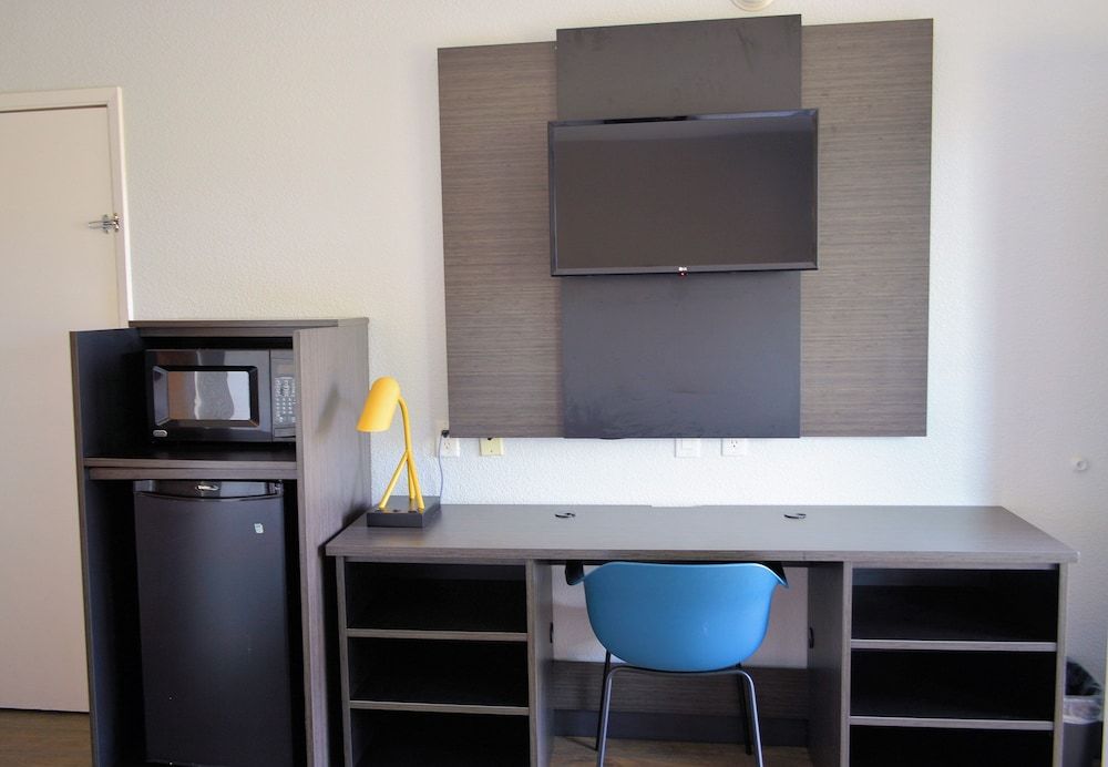 Motel 6 Everett, WA - North Standard Room, 1 Queen Bed, Non Smoking 5