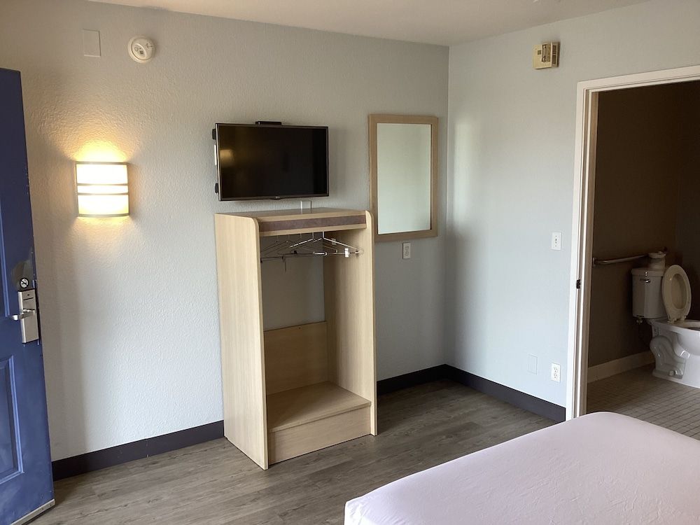 Motel 6 Everett, WA - North Standard Room, 1 Double Bed, Accessible, Non Smoking 6
